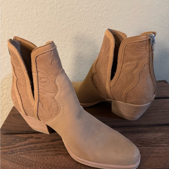 Dolce Vita Women's Silvan Cutout Western Ankle Booties Size 6.5 - Picture 2 of 11